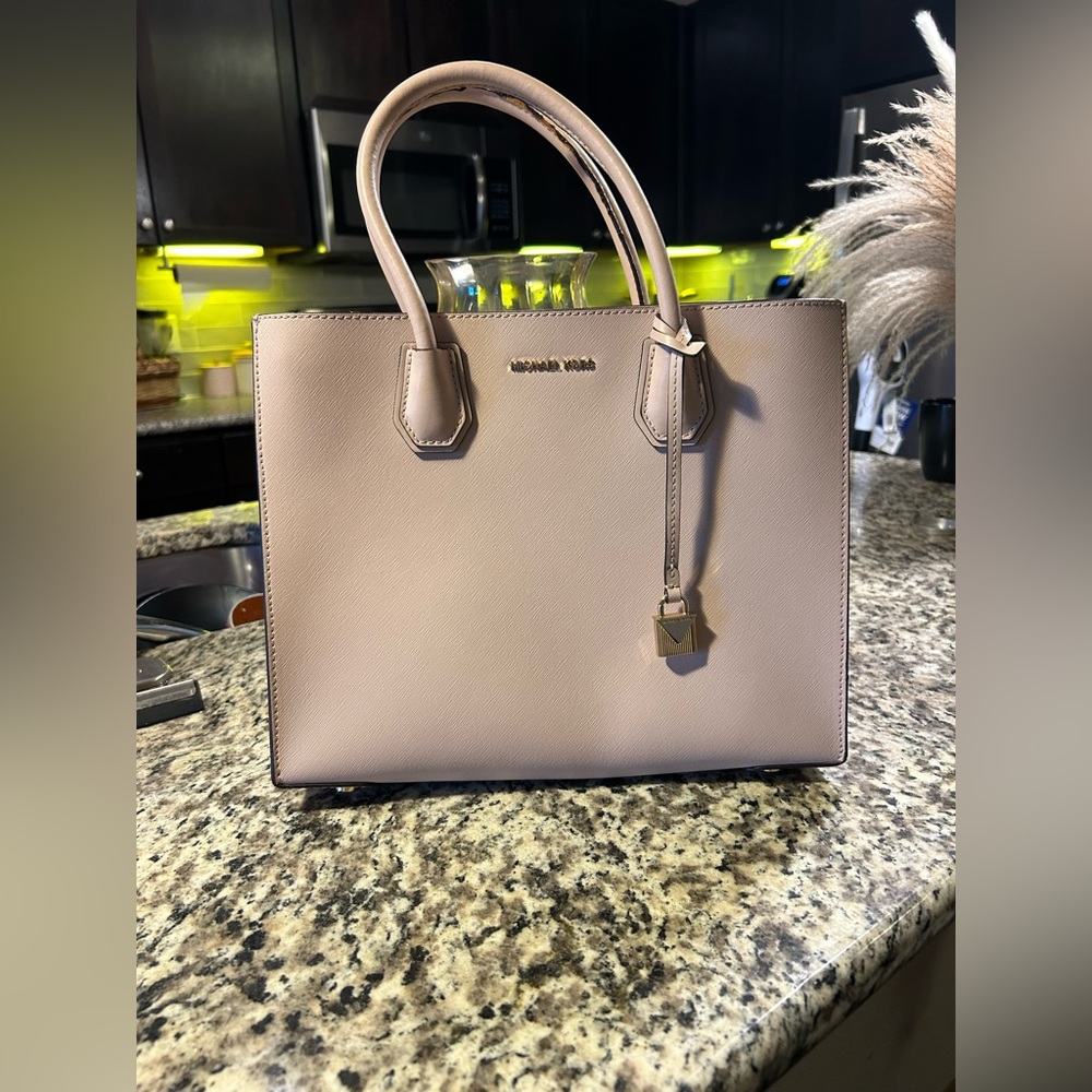 MICHAEL KORS Mercer Large Color-Block Saffiano Leather Tote Bag - Picture 8 of 13